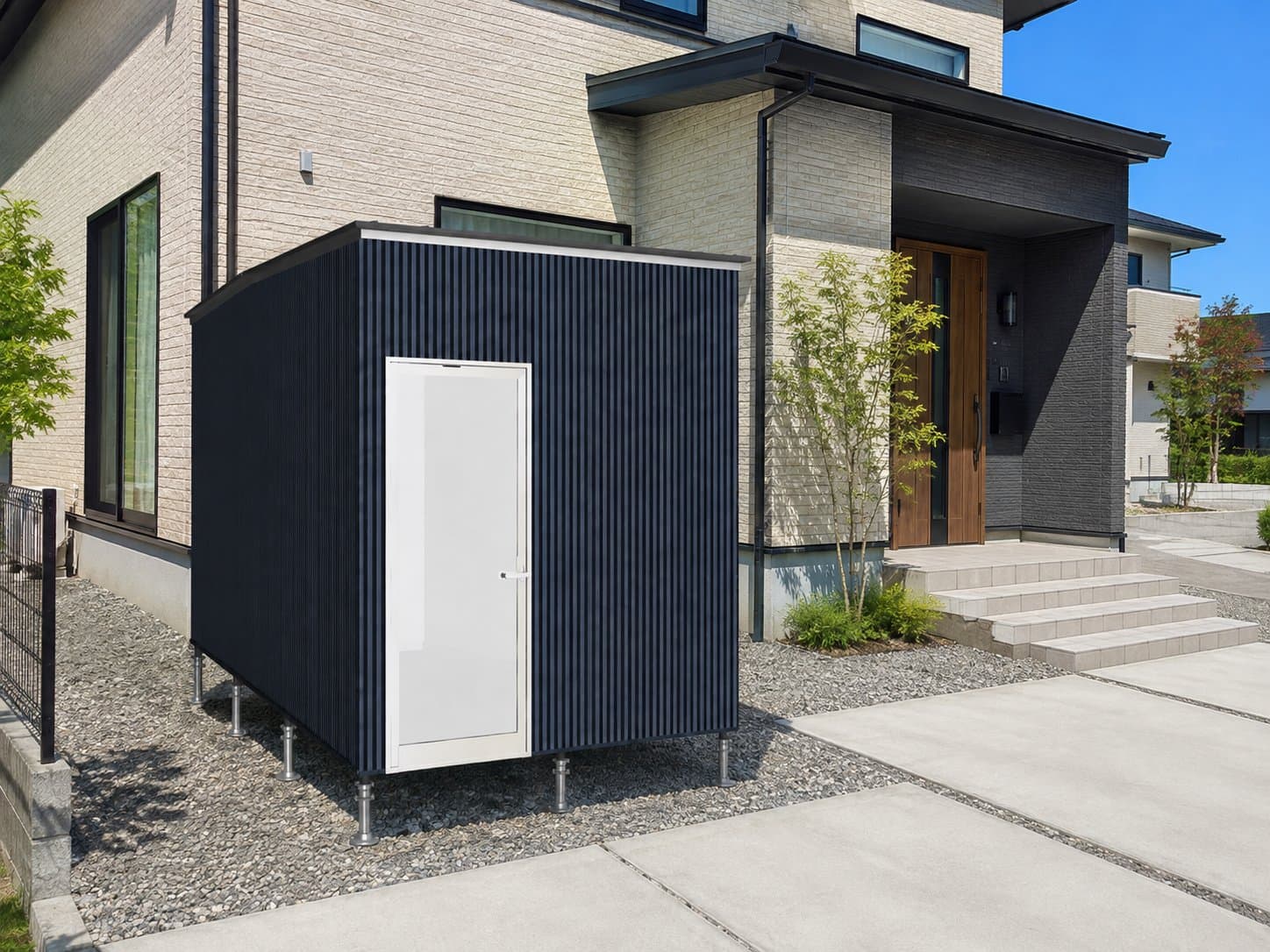 住宅の玄関先に設置された黒いFlat